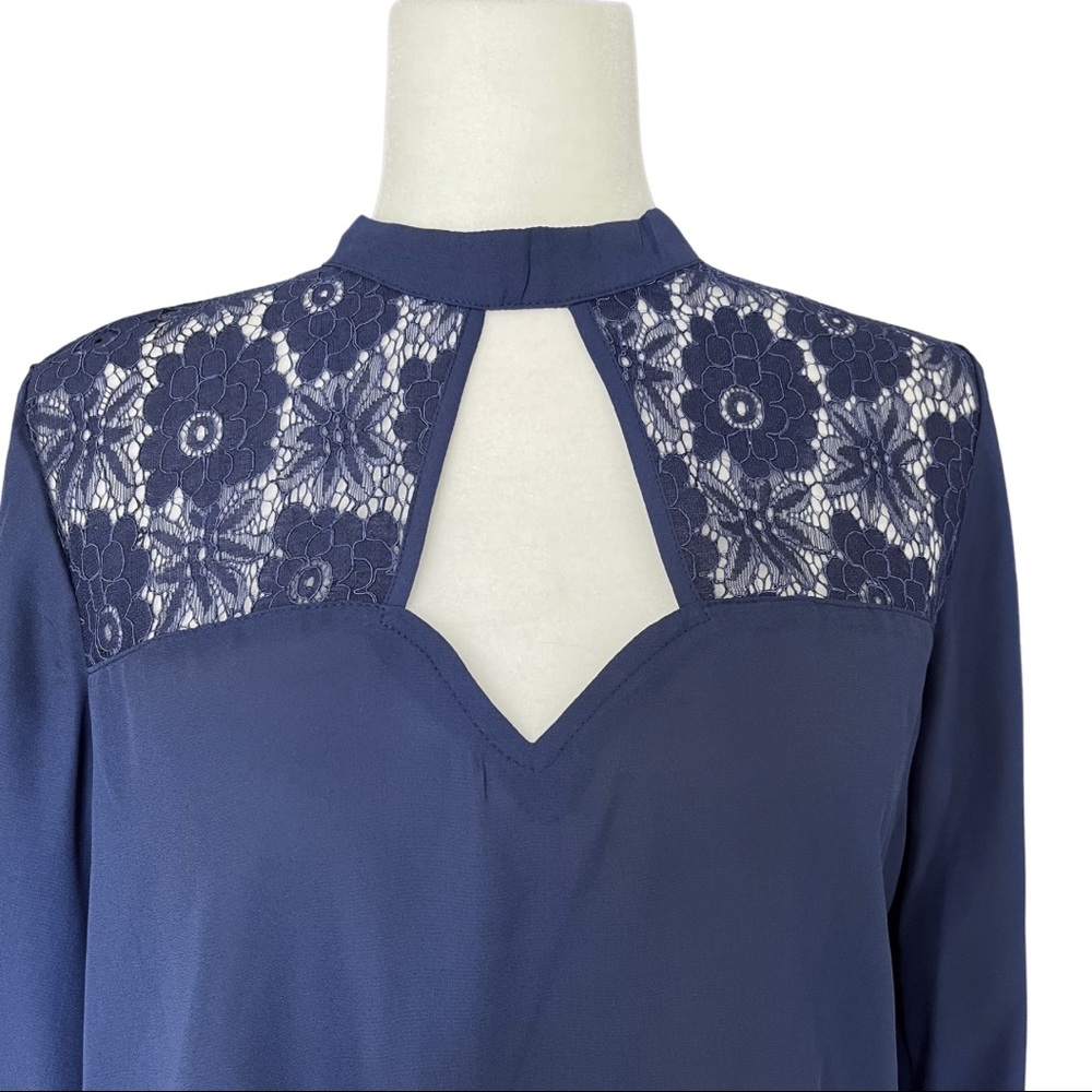 Keyhole neck blouse - Picture 3 of 4